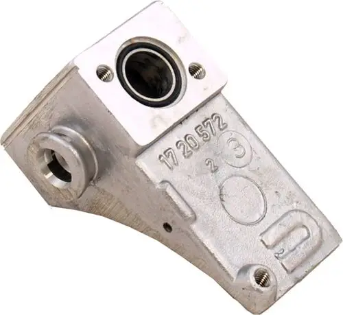 Aluminium Anschlussstück mit mehreren Bohrungen, vermutlich für den Hydraulikbereich. Produkt von Wolf, zur Verbindung im Heizsystem eingesetzt.